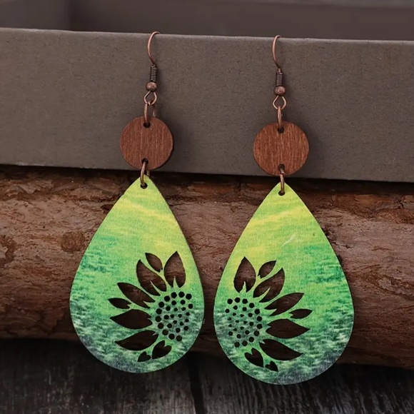 NWT! Beautiful Boho Gradient Green Teardrop Shaped Pierced Floral Earrings! - Picture 2 of 3